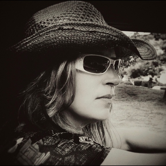 Meet your Posher, Christy - Picture 1 of 2